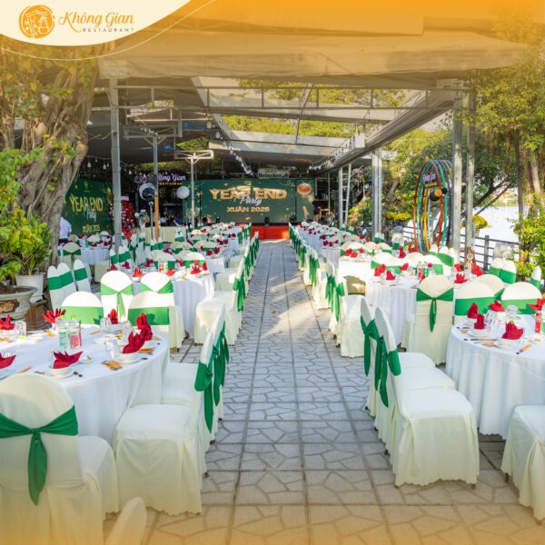 Nhà Hàng Không Gian