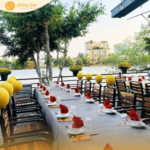 Nhà Hàng Không Gian