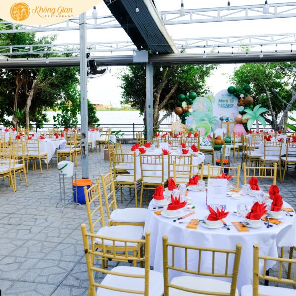 Nhà Hàng Không Gian