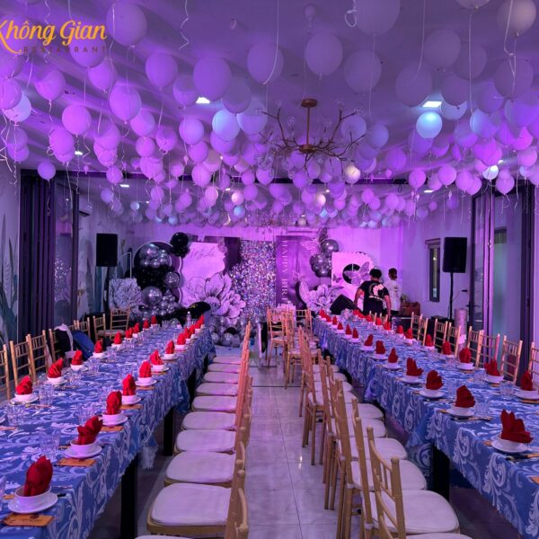 Nhà Hàng Không Gian